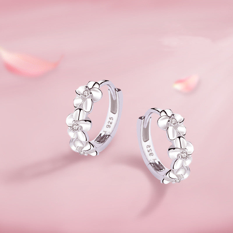 Orecchini "Petal Bloom" in Argento 925 con 3 fiori intagliati