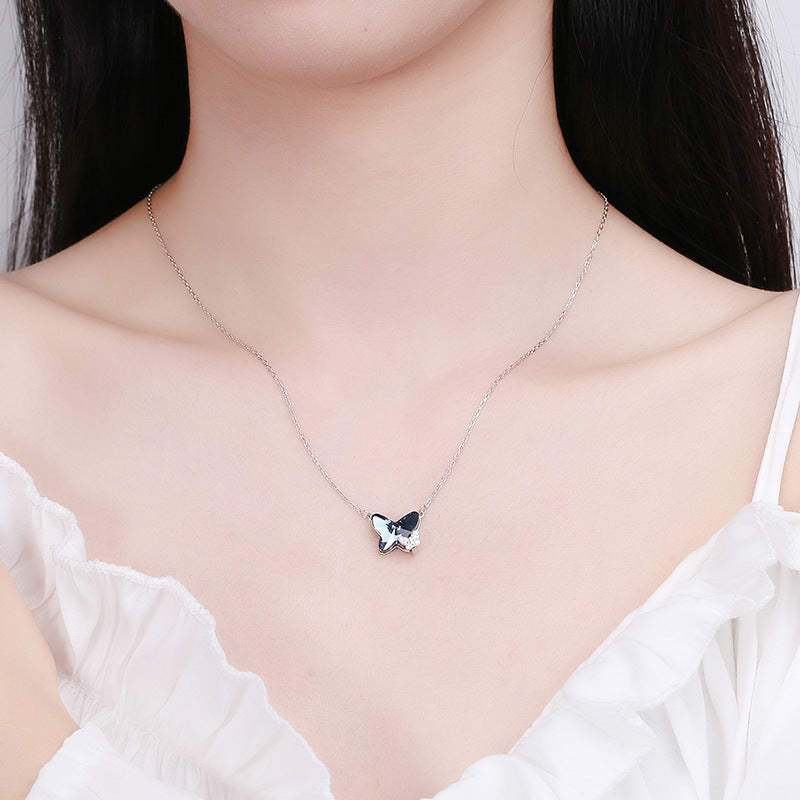Collezione "Blue Whisper" con collana e orecchini con cristalli blu.