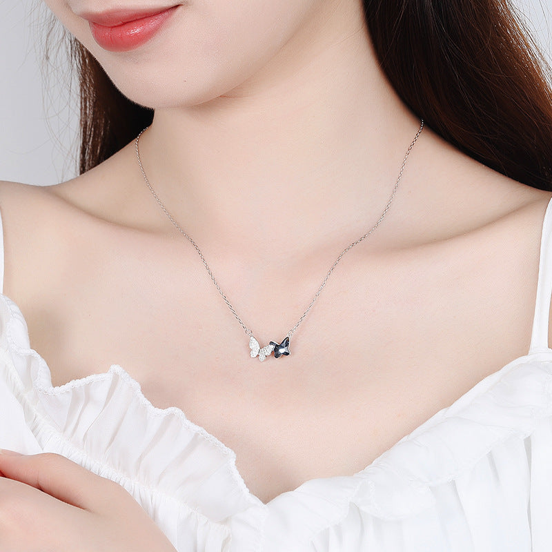 Collezione "Blue Whisper" con collana e orecchini con cristalli blu.