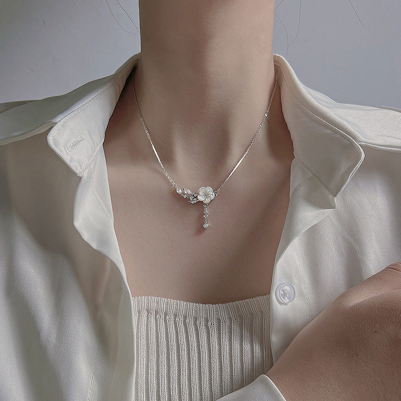 Collana “Petal Glow” in Argento con Fiore Intagliato e Cristalli