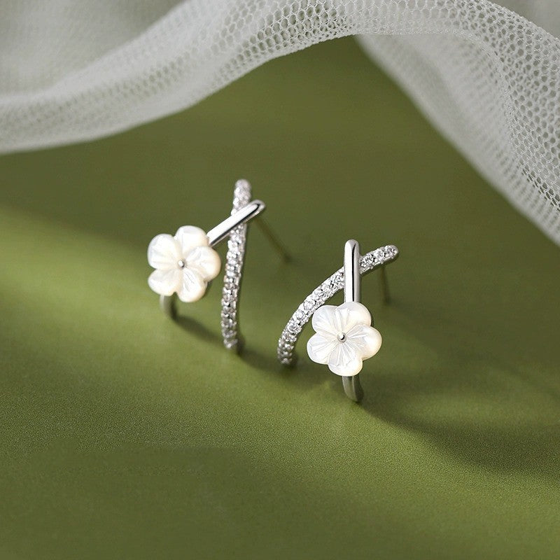 Orecchini “Petali di Luna” in Argento 925 con Fiore Intagliato