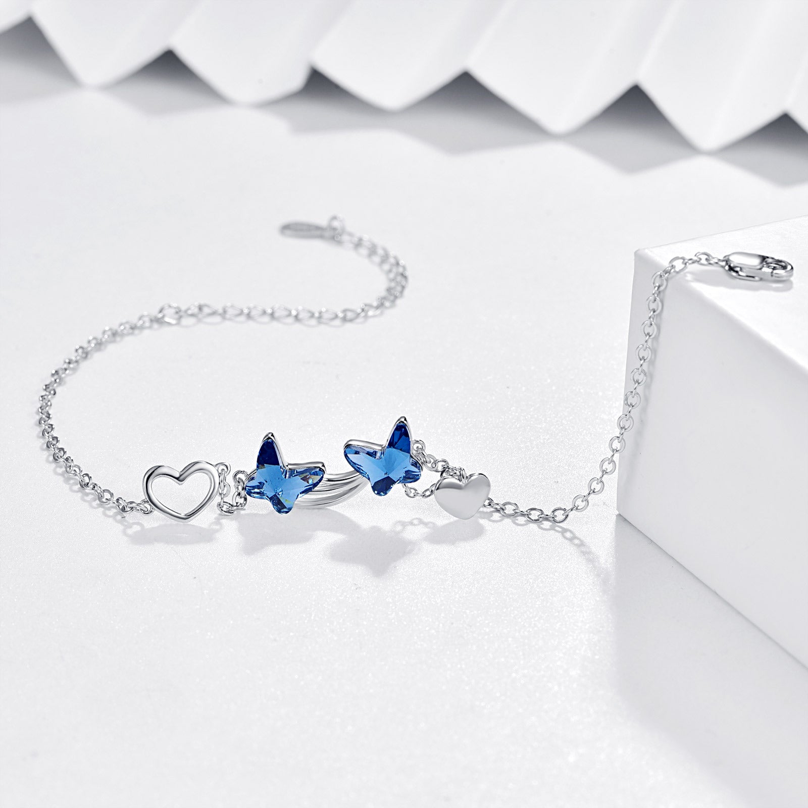 Bracciale “Sky Wings” con Farfalle in Cristallo Blu e Dettagli Cuore