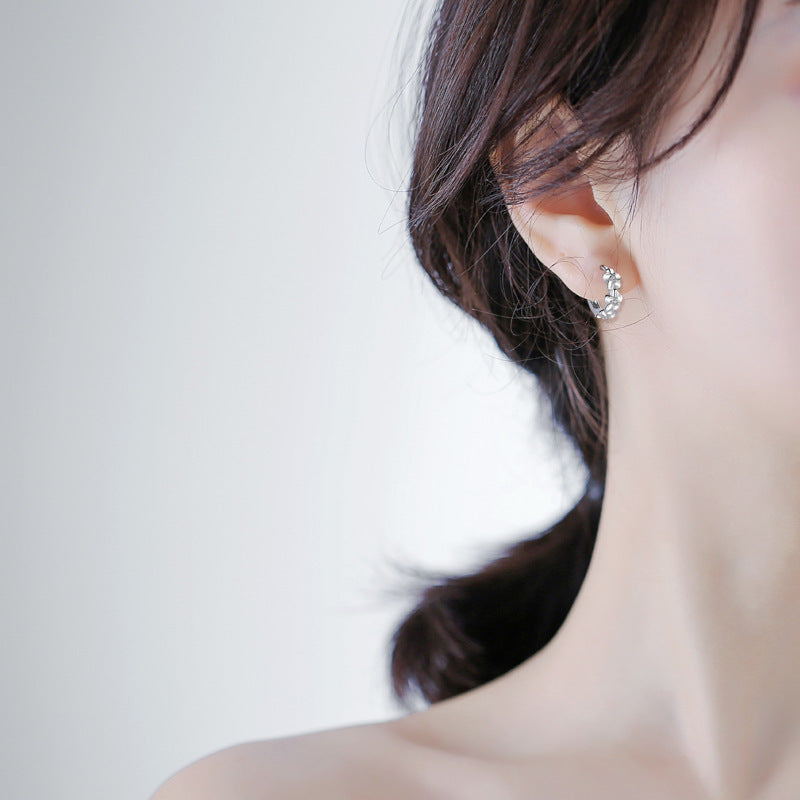 Orecchini "Petal Bloom" in Argento 925 con 3 fiori intagliati