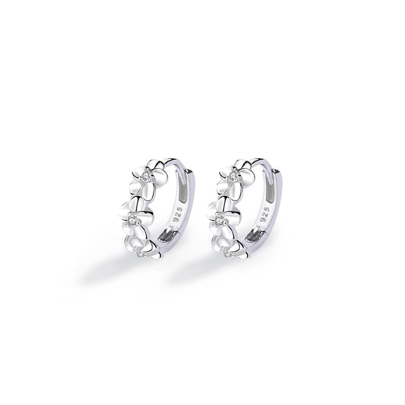 Orecchini "Petal Bloom" in Argento 925 con 3 fiori intagliati