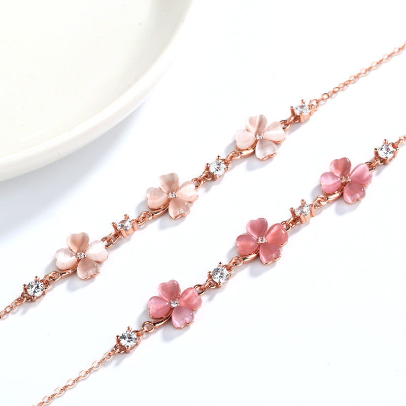 Bracciale “Blush Clover” in Oro Rosa con Cristalli e Smalto