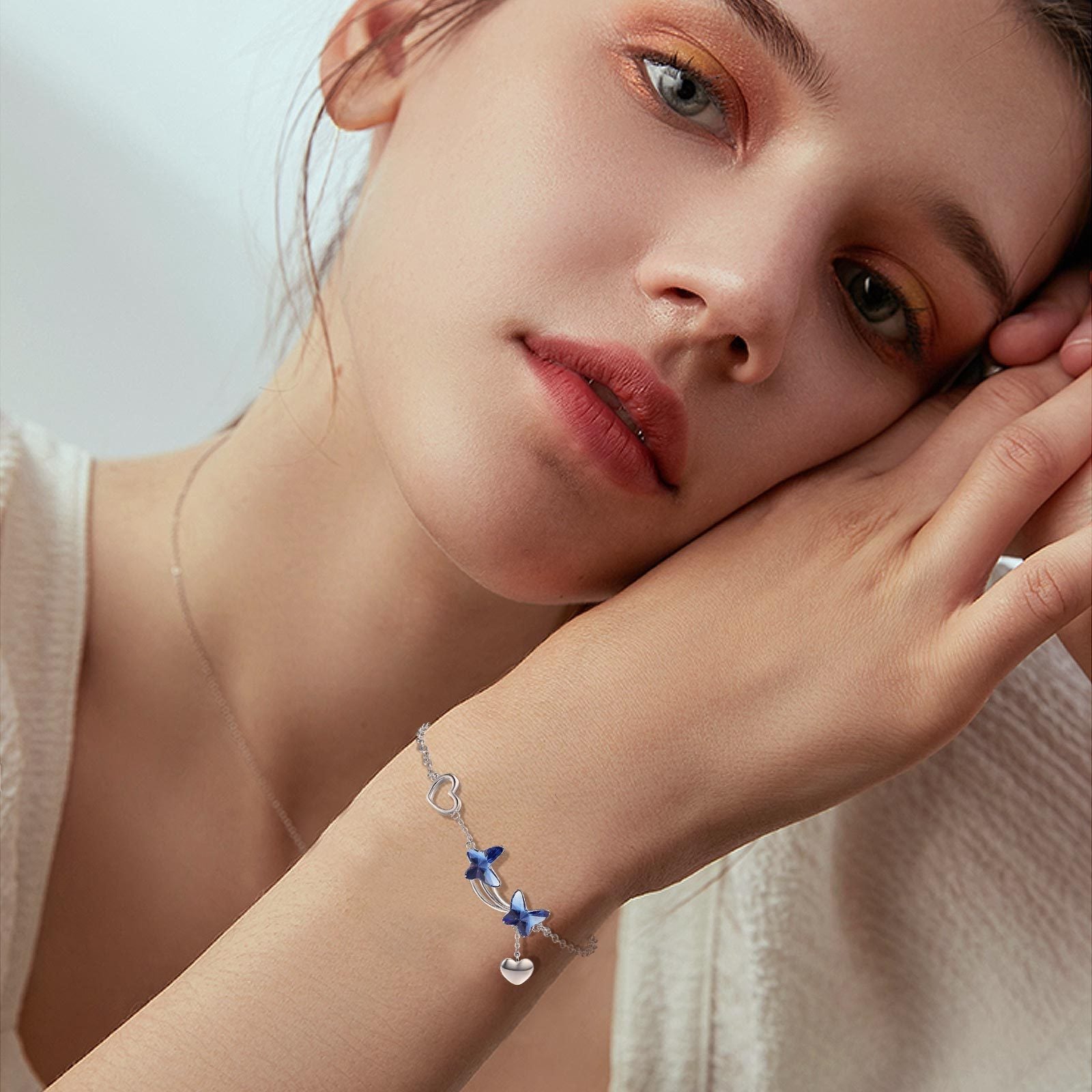 Bracciale “Sky Wings” con Farfalle in Cristallo Blu e Dettagli Cuore