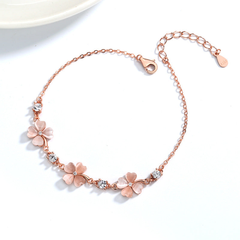 Bracciale “Blush Clover” in Oro Rosa con Cristalli e Smalto