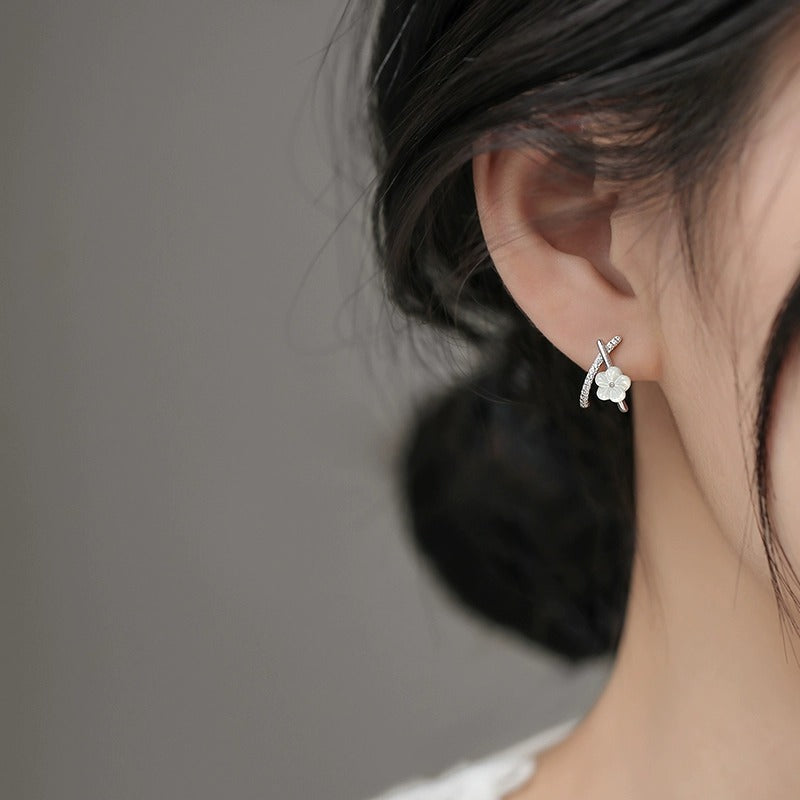 Orecchini “Petali di Luna” in Argento 925 con Fiore Intagliato