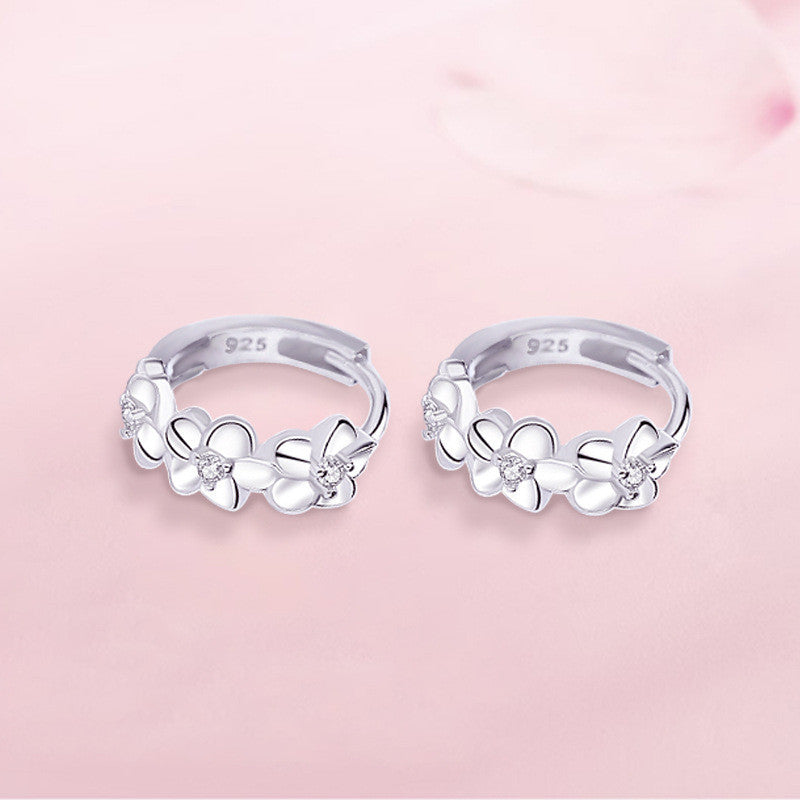 Orecchini "Petal Bloom" in Argento 925 con 3 fiori intagliati