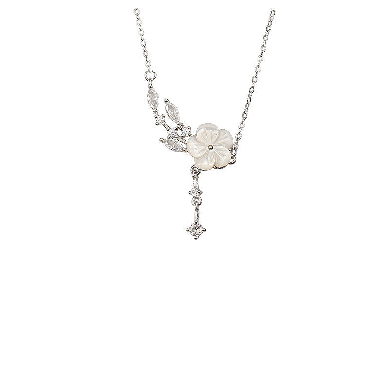 Collana “Petal Glow” in Argento con Fiore Intagliato e Cristalli